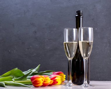 Siyah arka planda şampanya ve güller