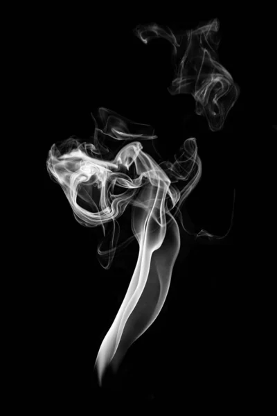 黒を背景に煙が — ストック写真