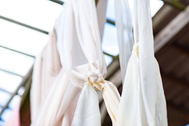 Duvağı olan beyaz ve mavi bir gelinlik.