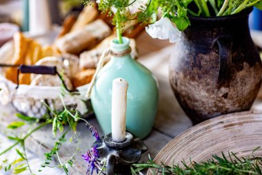 Ahşap bir masada el yapımı mumlar.