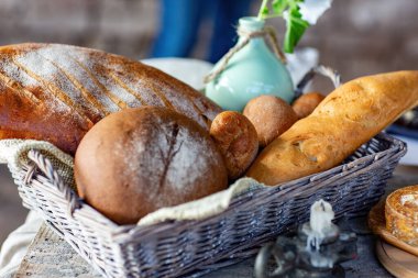 Ekmek ve çörekler masada.