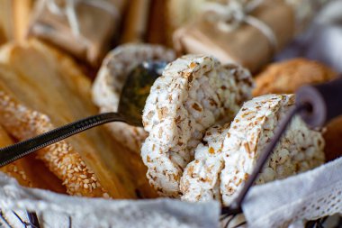 Susamlı ve tarçınlı ev yapımı kurabiyeler