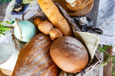 Tahta bir masada taze ekmek ve çörekler.