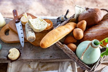 Tahtada taze ekmek ve peynir