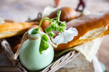 Tahta bir masada peynirli ve sebzeli taze ekmek.