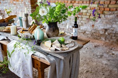 Çiçekler ve mumlarla dolu güzel bir masa.