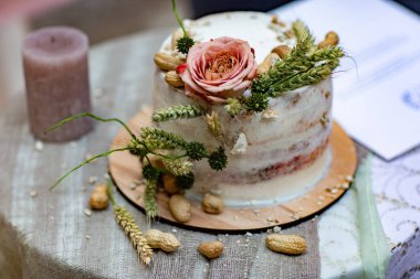 Çiçekli ve mumlu düğün pastası