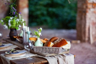 Peynirli ve çiçekli taze ekmek.