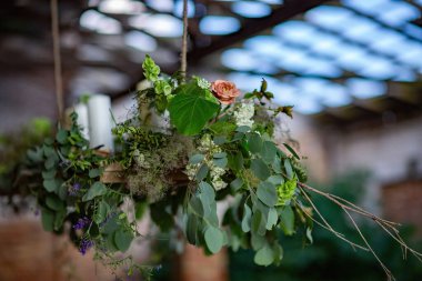 Bahçede bir buket çiçek.