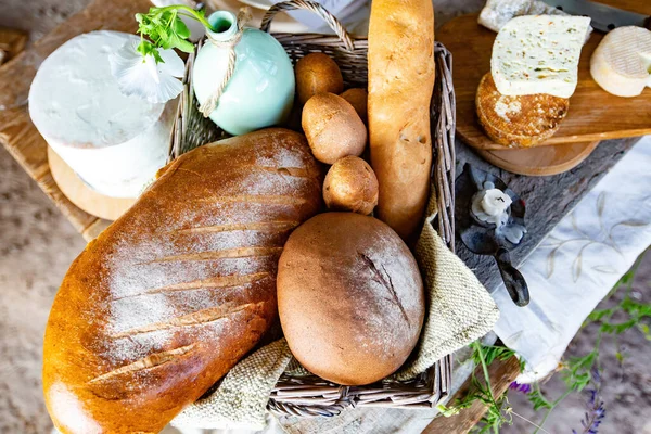 木のテーブルの上で焼き立てパンとパン — ストック写真