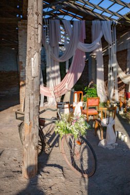 Sokakta güzel bir düğün buketi