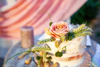 Güllü ve çiçekli düğün pastası