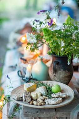 Tahta bir masadaki vazoda paskalya yumurtaları