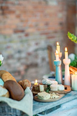 Ahşap zemin üzerinde mumlar ve çiçekler olan spa seti