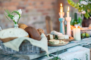 Mum, çiçek ve süslemeli düğün masası.