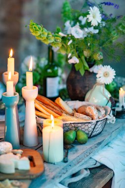 Paskalya yumurtaları ve mumlar masada.