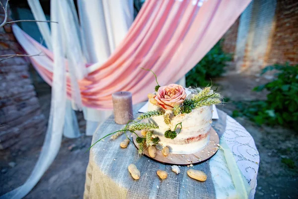 Kue Pengantin Dengan Bunga Dan Lilin — Stok Foto