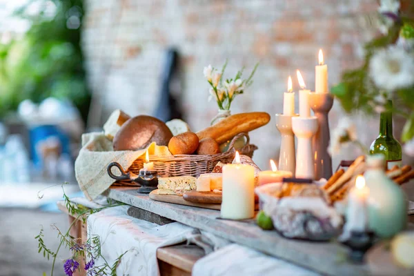 漂亮的婚宴桌上摆满了蜡烛和鲜花 — 图库照片