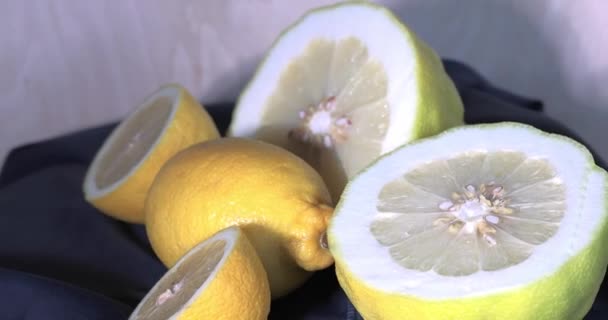 回転テーブルの上に新しい巨大な黄色いレモン ライムの重量は1キロです — ストック動画