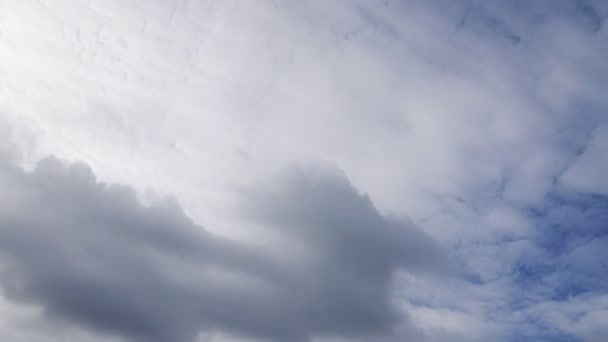 Gökyüzünde Hızla Hareket Eden Bulutların Zamanı — Stok video