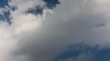 Yavaş yavaş kaybolmalarıyla gökyüzündeki bulutların hızlı hareketi