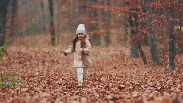Menina Correndo Através Floresta Outono — Vídeo de Stock