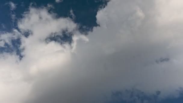Szybki Ruch Chmur Niebie Wraz Ich Stopniowym Zniknięciem — Wideo stockowe