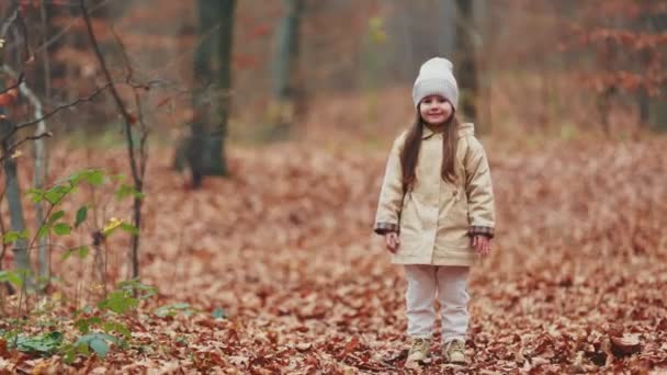 Petite Fille Courant Travers Forêt Automne — Video