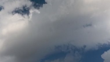 Yavaş yavaş kaybolmalarıyla gökyüzündeki bulutların hızlı hareketi