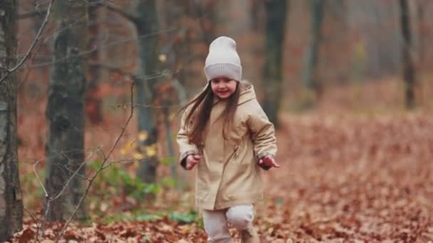 Petite Fille Courant Travers Forêt Automne — Video