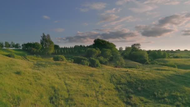 长满青草的小山在落日的天空中高高地耸立着 — 图库视频影像