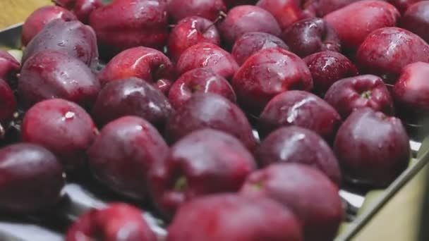 Výběr Červených Jablek Zblízka Výrobní Lince — Stock video