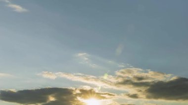 Gün batımı ve bulutlarla gökyüzü zaman kavramı