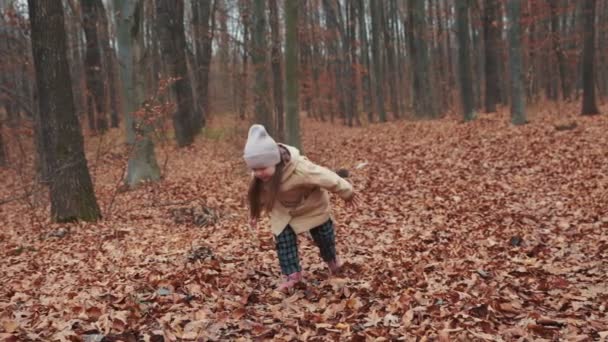 Uma Menina Anos Corre Pela Floresta Outono — Vídeo de Stock