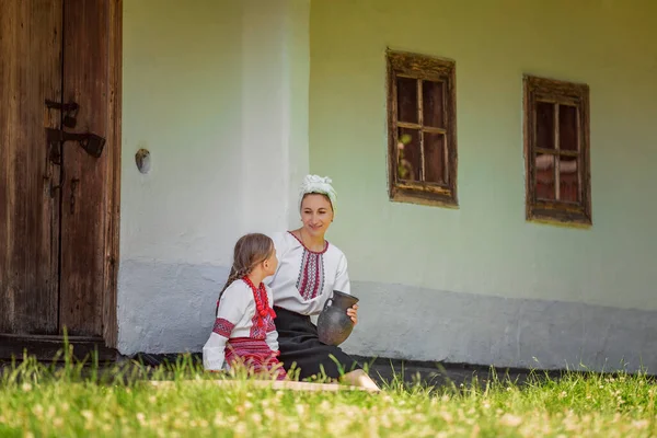 Mother Daughter Traditional Ukrainian Clothes Sitting House — Stockfoto