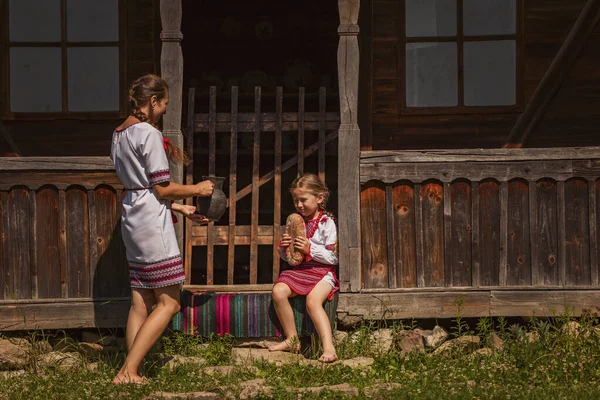 Ukrayna Halkının Anne Kızı Evin Eşiğinde Giyiniyor — Stok fotoğraf