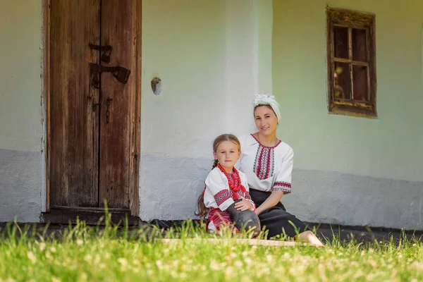 Mother Daughter Traditional Ukrainian Clothes Sitting House — Φωτογραφία Αρχείου