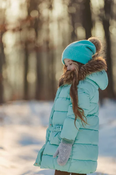 Dívka Tyrkysovém Dřepu Klobouku Zimním Lese Postřelená Svisle — Stock fotografie