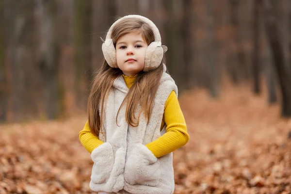 Little Girl Headphones Walks Autumn Forest — Stock fotografie
