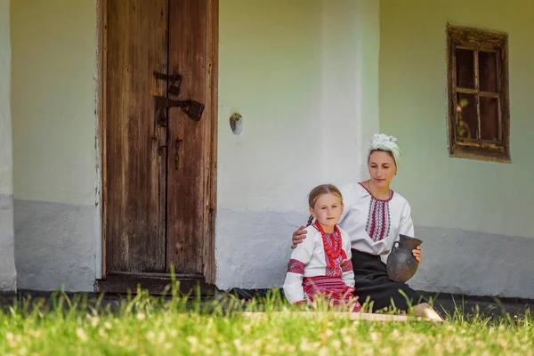 Geleneksel Ukrayna Kıyafetleri Içinde Anne Kızı Evin Yanında Oturuyorlar — Stok fotoğraf