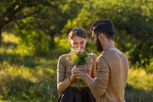 Mężczyzna Dając Dzikie Kwiaty Dla Jego Dziewczyna — Zdjęcie stockowe