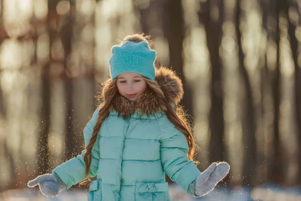 在雪地的森林里穿着绿松石衣服的女孩 — 图库照片
