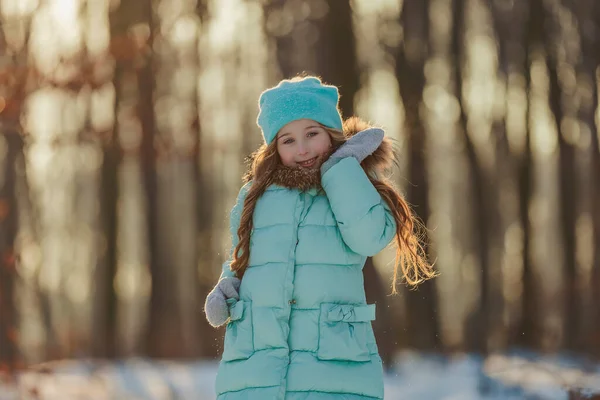 Dívka Tyrkysovém Oblečení Zasněženém Lese — Stock fotografie