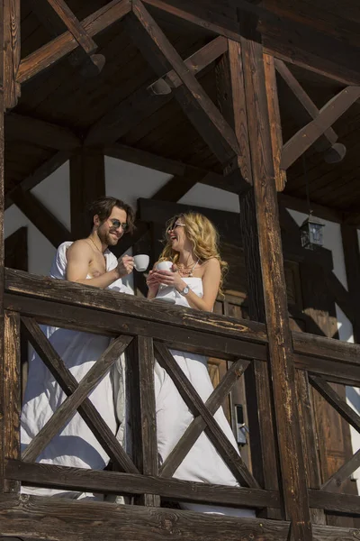 Couple Enveloppé Dans Des Couvertures Boire Café Sur Balcon — Photo