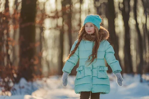 Dziewczyna Turkusowych Ubraniach Śnieżnym Lesie — Zdjęcie stockowe