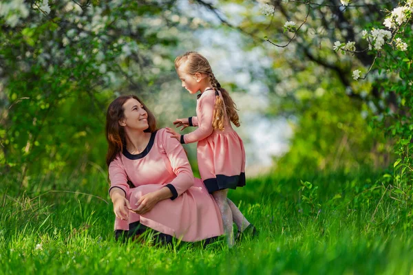 Mother Daughter Nature Identical Dresses — Stock Photo, Image