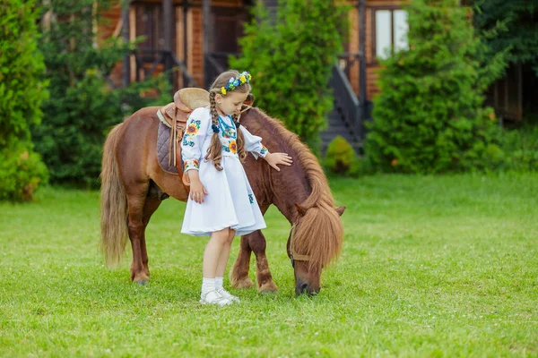 Niña Vestido Nacional Ucraniano Acaricia Pony Que Roza Césped — Foto de Stock