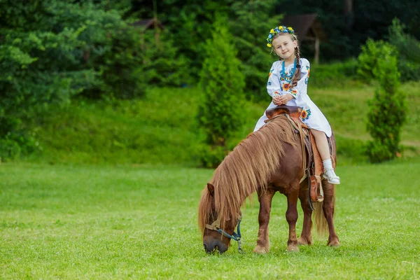Liten Flicka Ukrainska Nationaldräkt Rider Ponny Gräsmattan — Stockfoto