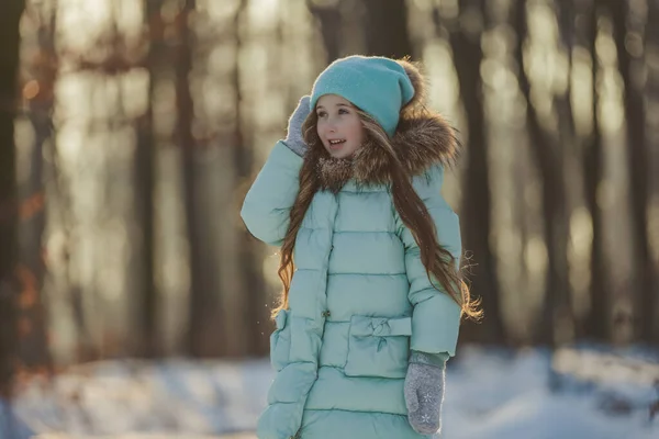 Dívka Tyrkysovém Oblečení Zasněženém Lese — Stock fotografie