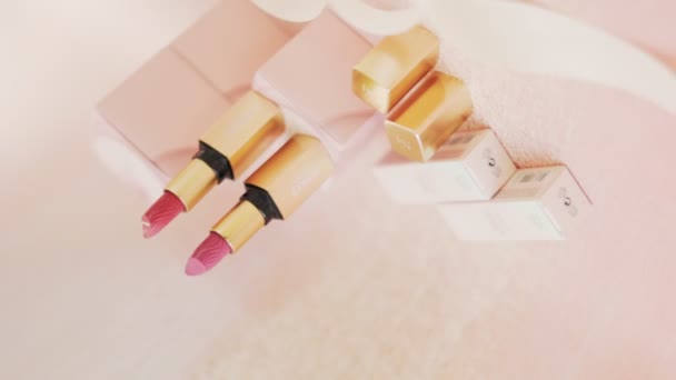 2023年3月24日 乌克兰切尔尼夫齐 著名化妆品品牌米拉诺的口红 金黄色的两个墨盒 — 图库视频影像